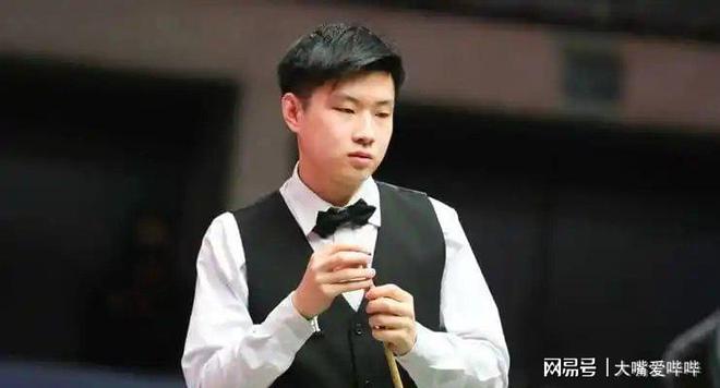 优游国际ub8平台中国体坛最新静态：赵心童播种50万英镑与美男高朋合影引存眷(图1)