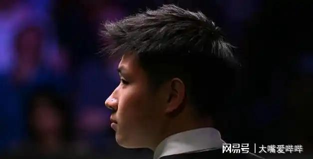 优游国际ub8平台中国体坛最新静态：赵心童播种50万英镑与美男高朋合影引存眷(图2)
