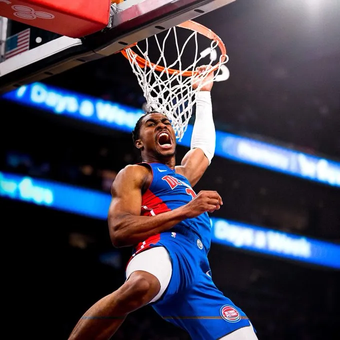 优游国际谣言板]NBA官媒晒杰登-艾维扣篮照片：他老是能为活塞带去能量
